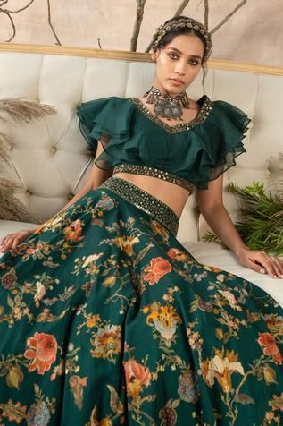 Dresses For Mehendi Ceremony, Organza Floral Lehenga, Mehendi Ceremony Outfits, Poolside Dress, Lehenga Green, Embroidery Work Blouse, Pakistani Lehenga, Mehendi Ceremony, Sequence Embroidery