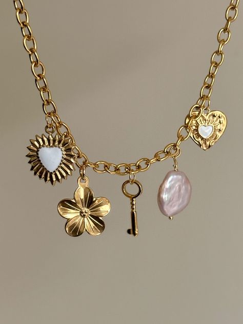 The Wonderstruck Charm Necklace  Featuring unique & handmade charms composed of stainless steel & a unique pink coin pearl!  16" oval link chain~ hypoallergenic stainless steel that won't tarnish or fade! comes with an extender for adjustability  Handmade with love 🫶 Chain Charm Necklace, Diy Charm Necklace, Chunky Charm Necklace, Charm Necklace Aesthetic, Charm Necklace Ideas, Charm Necklace Diy, Chunky Gold Necklaces, Jewelry 3d, Heart Charm Necklace