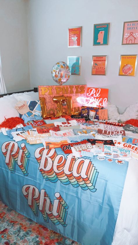 Big Little Room Decorations Sorority, Big Little Bed Decorating Sorority, Big Little Baskets, Sorority Big Little Baskets, Big Little Themes, Pink Gift Basket, Big/little Baskets, Little Baskets, Little Bed