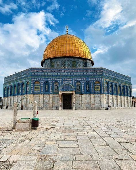 Dome of the Rock, Jerusalem, Israel, World Heritage | Dome of the rock, Beautiful mosques, The rock | 岩のドーム Timur Tengah, Arsitektur Masjid, Scratchboard Art, Mosque Art, Islamic Wallpaper Hd, Dome Of The Rock, Mecca Wallpaper, Travel Japan, Beautiful Mosques