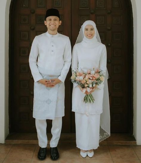 Tunang Photoshoot, Melayu Wedding Dress, Couple Wedding Outfits, Malay Wedding Photography, Nikah Attire, Wedding Dress Syari, Foto Akad, Malay Bride, Wedding Malaysia