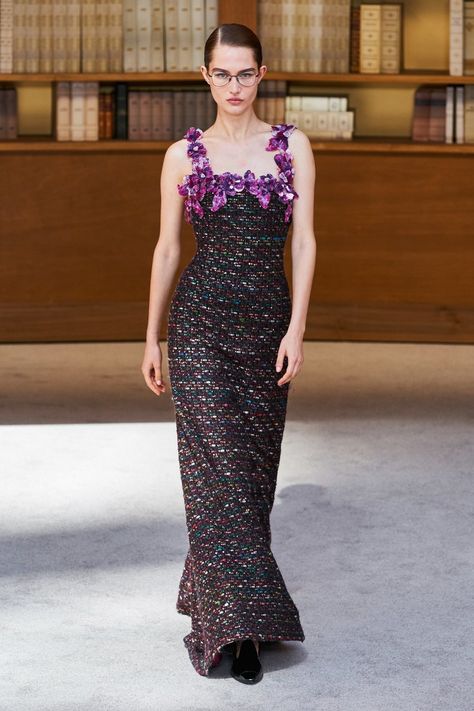 Chanel Haute Couture Fall 2019-20 Collection Review, chanel haute couture purple flower dress, alley girl fashion blog Couture, Chanel Fashion Show 2019, Chanel Fall 2019, Chanel 2019, 2019 Couture, Chanel Fashion Show, Chanel Couture, Technology Fashion, Chanel Haute Couture