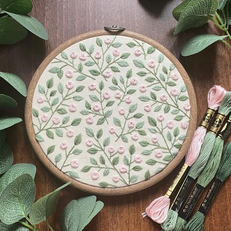 Wheel Wreath, Simple Hand Embroidery Patterns, Clothes Embroidery Diy, Pola Bordir, Simple Embroidery Designs, Pretty Embroidery, Handmade Embroidery Designs, Hand Embroidery Videos, Hand Embroidery Projects