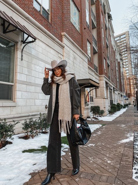 Winter Cowboy Hat Outfit, Black Blazer Cowboy Boots, Cowboy Hat Outfit Woman Winter, Styling Cowboy Hat, Western Chic Winter Outfits, Women’s Cowboy Hat Outfits, Black Felt Cowboy Hat Outfit, Winter Country Chic Outfits, Black Hat Fall Outfit