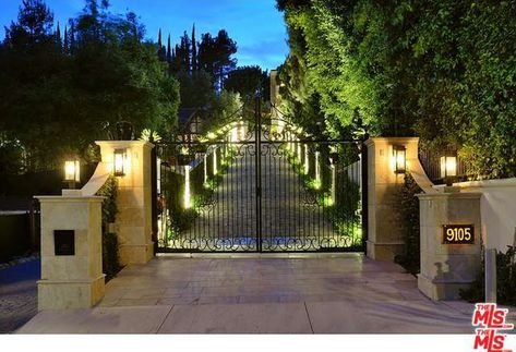 Luxury Driveway, Entrance Gates Driveway, Farm Gate Entrance, Driveway Entrance Landscaping, Villa Ideas, Mediterranean Mansion, Mansion Exterior, House Concept, Driveway Entrance