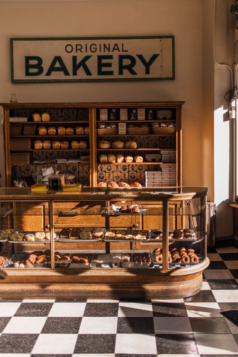 Bagel Cafe, Boutique Patisserie, Carnicerias Ideas, Rustic Bakery, Bread Display, Pastry Display, Vintage Bakery, Bakery Shop Design, Cute Bakery