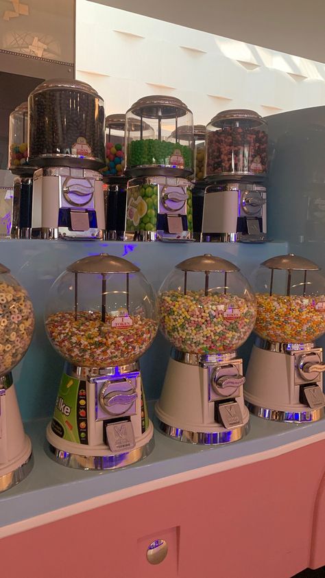 Candy Display Ideas Home, Influencer Movie, Snack Wall, Froyo Shop, Candy Room, Cereal Bar, Candy Display, Zendaya Style, Themed Gift Baskets