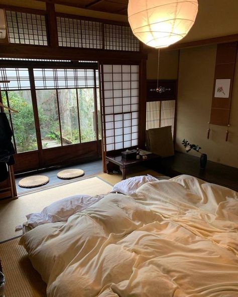 Japanese Style Room Aesthetic, Asian Apartment Aesthetic, Traditional Japanese Bedroom Aesthetic, Japanese Bedroom Aesthetic, Traditional Japanese Bedroom, Japanese Room Aesthetic, Japanese Apartment Interior, Japanese Rooms, Japanese House Interior