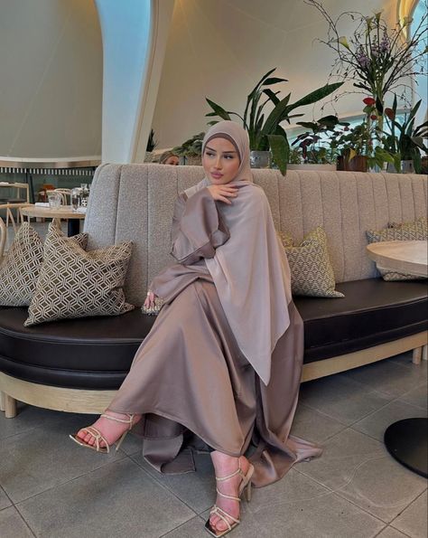 Fairytale Wedding Dress, Mode Abayas, Abaya Outfit, Estilo Hijab, Stile Hijab, Mode Hijabi, Modest Evening Dress, Blouse Casual Fashion, Muslim Outfits Casual