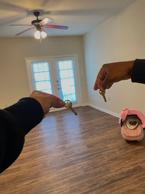 Apartments With Boyfriend, First Apartment Black Couple, Key To House Aesthetic, Bf And Gf Living Together, New Apartment Couple Picture, Keys To First Apartment, House Goals Couple Life, Couples New Apartment Pictures, Couple Holding Keys To New House