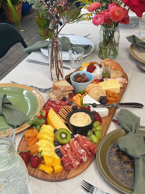 charcuterie board Essen, Aesthetic Food For Party, Cottage Core Birthday Aesthetic, Fruit Charcuterie Board Aesthetic, Cottagecore Birthday Party Food, Fairycore Food Ideas, Fairy Core Birthday Party Ideas, Fairy Cottage Core Party, Cottagecore Charcuterie Board