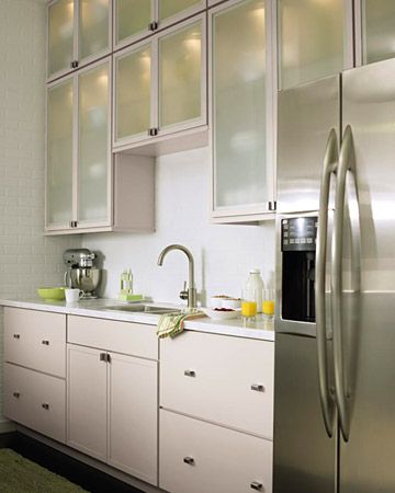 Like this Martha Stewart kitchen with the lighted frosted glass front cabinets for Home Depot! White Kitchen Accessories, Martha Stewart Kitchen, Modern Kitchen Renovation, Cabinet Glass, Living Kitchen, Martha Stewart Living, Chic Kitchen, Upper Cabinets, Glass Kitchen