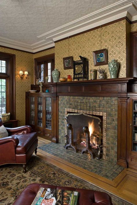 Moravian tiles and Pugin-designed wallpaper in a 1908 Tudor. Photo: WIlliam Wright Arts And Crafts Fireplace, Craftsman Living Rooms, Arts And Crafts Interior, Craftsman Interiors, Design Camino, Craftsman Fireplace, Palette Wall, Style Fireplace, Arts And Crafts Interiors