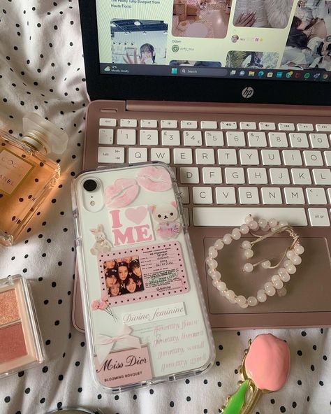 Stickers On Iphone Case, Coquette Clear Phone Case, Customized Iphone Case, Pink Phonecase Ideas, Pink Phone Cases Diy, Stickers On Phone Cases Aesthetic, Pink Phone Stickers, I Phone Xr Aesthetic, Coquette Phone Case Diy