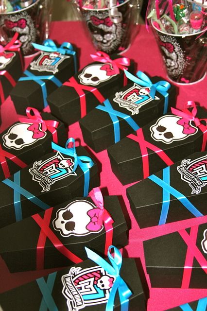 Monster High Birthday Party Ideas | Photo 23 of 32 | Catch My Party Monster High Birthday Party Ideas, Monster High Birthday Party, Monster High Birthday, 5th Birthday Party Ideas, Monster High Party, 9th Birthday Parties, Monster Party, 6th Birthday Parties, Monster High Dolls