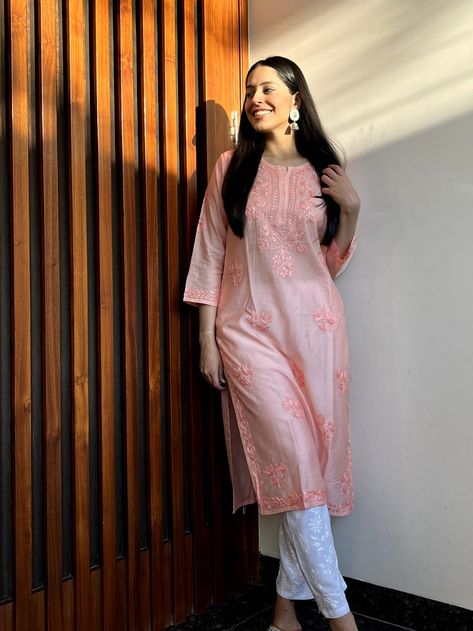 Kurta Poses, Short Kurti Designs, Women Photoshoot, Chikankari Kurta, Short Kurti, Kurti Set, Bell Design, Mehndi Designs Book, Pakistani Girl