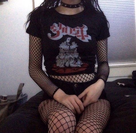 grunge outfit. fishnet tights, crop top. #goth #emo Fete Emo, Mode Harajuku, Estilo Dark, Goth Outfit, Mode Grunge, Fishnet Top, Hipster Grunge, Mode Chanel