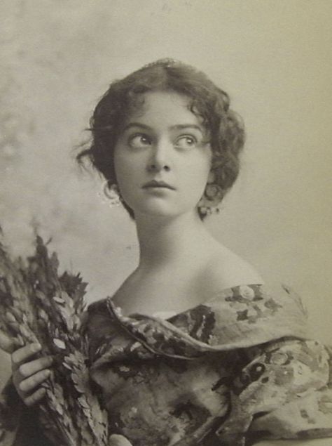 Minnie Ashley (1878-1946) - American Actress, Singer and Dancer. Circa 1892-1900. Vintage Girl Nursery, Sejarah Kuno, Maternity Photography Poses Couple, Vintage Foto's, Portrait Vintage, Old Portraits, Mae West, Gene Kelly, Old Photography