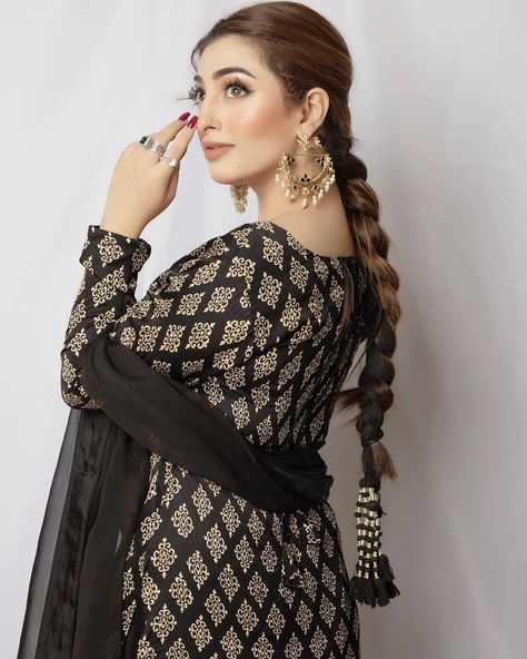 Nawal saeed
Pakistani actress
Pakistani fashion
Pakistani dress
Black dress
Black golden dress
Hair style
Indian hair style
Indian jewellery Nawal Saeed, Best Islamic Images, Lawn Suits, Pakistani Actress, Girly Photography, Beautiful Actresses, Baby Hairstyles, Follow For More, Desi