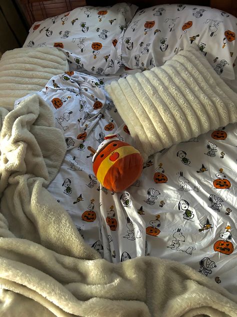 fall aesthetic autumn aesthetic halloween pumpkin snoopi Halloween Bed Sheets, Snoopy Fall Autumn, Soft Fall Aesthetic, Fall Sheets, Halloween Sheets, Fall Room Aesthetic, Fall Snoopy, Romanticizing Fall, Fall Room Ideas