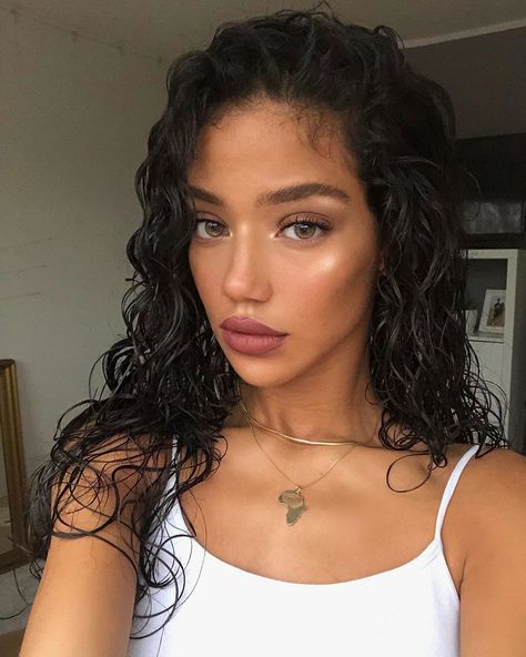 Dina Denoire on Instagram: “keep it easy breezy here is a selfie for u ad @ivanikolinabeauty in selfie lip use code dina20” Dina Denoire, Hispanic Hair, Wet And Wavy Hair, Sunkissed Makeup, Wavey Hair, Loose Waves Hair, Curly Hair Styles Easy, Trending Hairstyles, Baddie Hairstyles