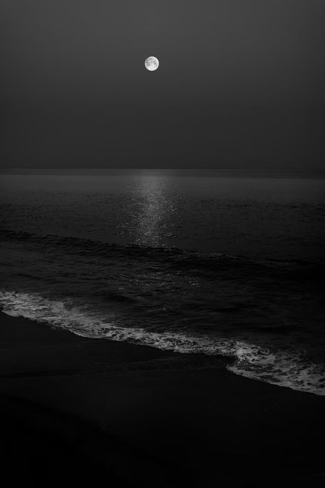 grayscale photo of ocean waves photo – Free Malibu Image on Unsplash Autumn Full Moon, June Full Moon, Full Moon Ceremony, Ocean Waves Photos, Full Moon In Capricorn, Gong Bath, Moon Ceremony, Moon In Capricorn, Cacao Ceremony