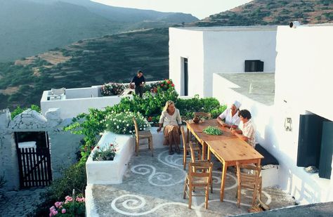 Traditional Greek House, Greek Island House, Greece House, Greek Villas, Greek House, Greek Design, Rental House, Cob House, Pool Lounge