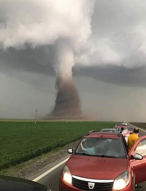 Some huge tornado shit in Romania this is really unusual in Europe Nature, Tornado Pictures, Fire Tornado, Storm Pictures, Crazy Pictures, Storm Chasing, Matka Natura, Weather Photos, Pretty Ladies