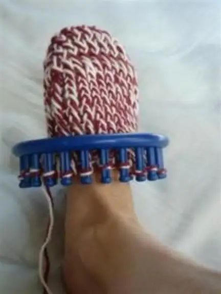 Knitting Loom Socks, Tricotin Long, Sock Loom, Round Loom Knitting, Loom Knitting Tutorial, Diy Sy, Loom Knitting Stitches, Loom Crochet, Round Loom