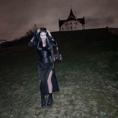 Goth Pose Ideas, Liz Vicious Outfits, Gothic Outfit Aesthetic, Goth Outfits For Women, Real Goth Outfits, Goth Outfits Women, Goth Vampire Aesthetic, Outfit Inspo Goth, Vintage Goth Aesthetic