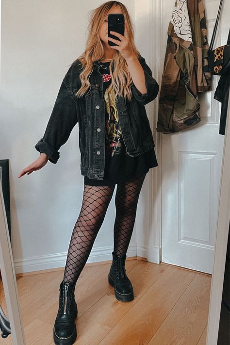 Doc Outfits Summer, Punk Clothing Women, 2023 Emo Outfits, Edgy Jumpsuit Outfit, All Black Rock Outfit, Flannels And Sweaters Outfits, Casual Movies Outfit, Green Boot Outfit Ideas, Dr Marten Concert Outfit