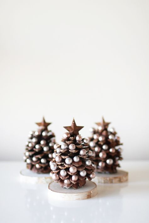 Pine Cone Crafts, Pinecone Trees, Julkransar Diy, Small Pine Cones, Diy Deco Noel, Deco Table Noel, Diy Pinecone, Cones Crafts, Christmas Tree Crafts