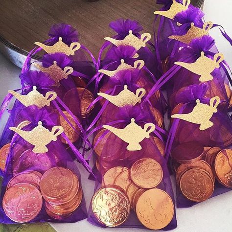 Sugarlicious Parties en Instagram: “Love how the @the_modern_housewife used our #goldglitter #Aladdin lamps for her daughters #party” Girls Night In Party Ideas, Arabian Theme Party, Aladdin Wedding, Princess Jasmine Party, Arabian Party, Aladdin Et Jasmine, Aladdin Birthday Party, Princess Jasmine Birthday Party, Arabian Nights Party