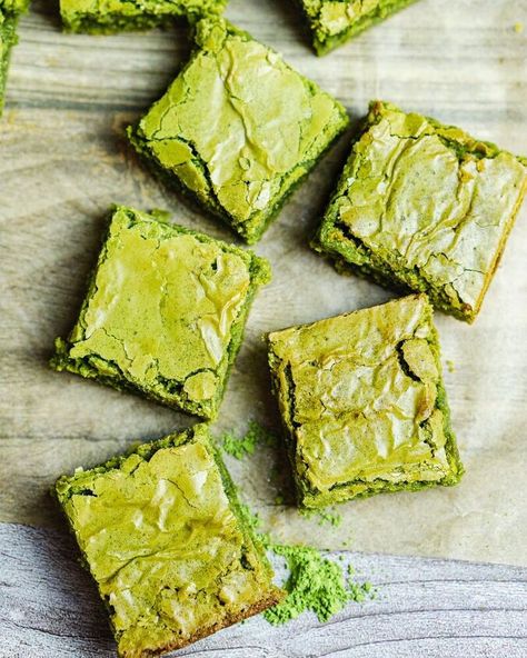 White Chocolate Matcha Brownies, Matcha Dark Chocolate, Healthy Matcha Brownies, Matcha White Chocolate Brownies, Different Types Of Brownies, Matcha Baked Goods, Matcha Brownies Recipes, Matcha Baking Recipes, Types Of Brownies