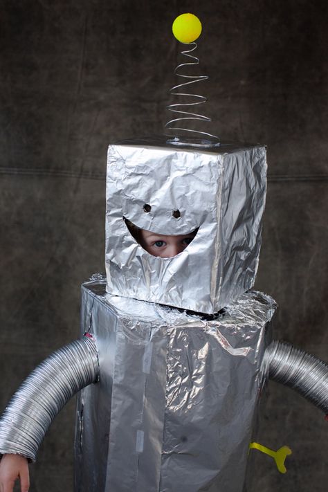 DIY Classic Robot Costume by ohhappyday #DIY #Halloween #Costume #Robot Robot Costume, Robot Costumes, Robot Party, Diy Robot, Creative Tutorials, Diy Halloween Costumes Easy, Fancy Dress For Kids, Halloween Make, Halloween Kostüm