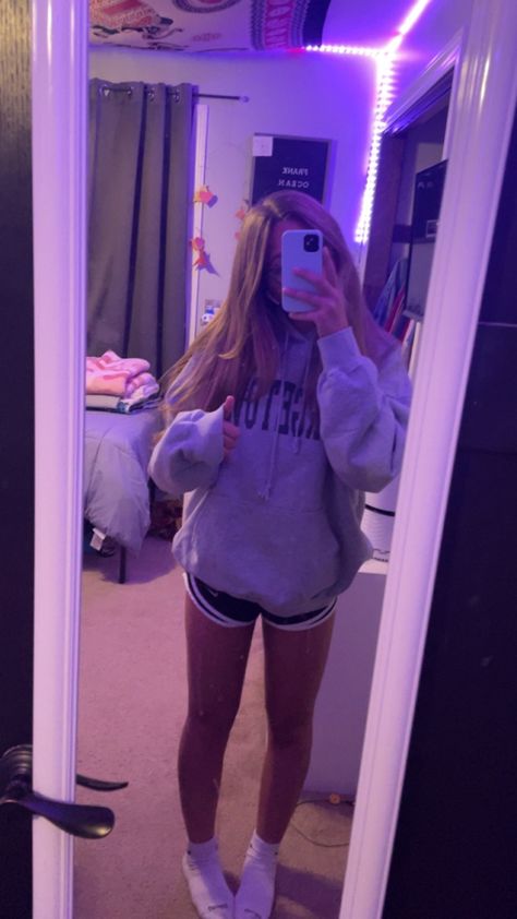 Weekend Hangout Outfit, Lazy Summer Fits, Pretty 12 Girl, Summer Mirror Selfie, White Girl Snaps, Teen Dresses Casual, Basic White Girl Aesthetic, Cute White Girl, Mirror Pics Aesthetic