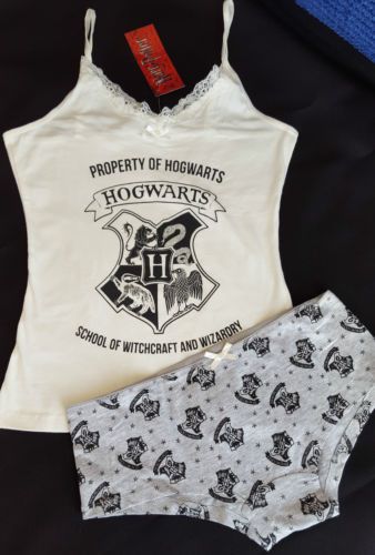 Harry Potter Houses Crests, Harry Potter Pyjamas, Harry Potter Merch, Harry Potter House, Marauders Map, Pajama Outfits, Cute Pajama Sets, Harry Potter Houses, Cute Sleepwear