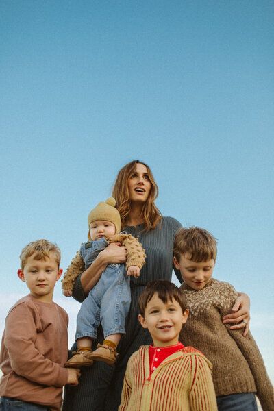 Ro Birkey, Family Session Poses, Picnic Inspo, Motherhood Photos, Family Photoshoot Poses, Family Park, Family Portrait Poses, Family Photoshoot Outfits, Family Inspiration