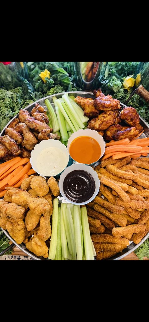 Charcuterie Board With Chicken Wings, Chicken Board Platter, Chicken Wings Charcuterie Board Ideas, Wings And Pizza Party, Charcuterie Board Wings, Charcuterie Board Chicken Wings, Wing Boards For Parties, Chicken Wings Board, Chicken Wing Board Ideas