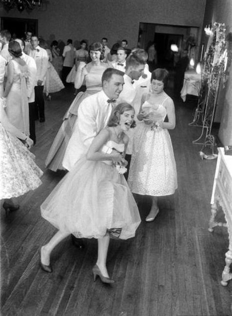 Fun at the debutante ball, 1950s. 1950s Prom, 50s Prom, Zombie Prom, Debutante Ball, Ivy Style, Vintage Lifestyle, Vintage Prom, Prom Queens, Evening Gown Dresses