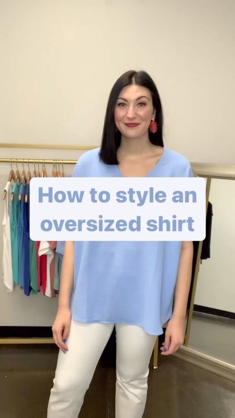 We all are guilty of buying a top that is probably a size or two too big. Here’s a quick and easy style trick you can use to style that… | Instagram Couture, Shirt Too Big Hacks, Oversized Blouse Outfit, Big Tshirt Outfit, How To Tie A Shirt, Loose Top Outfit, Tie A Shirt, Diy Clothes Alterations, Classic Fashion Looks
