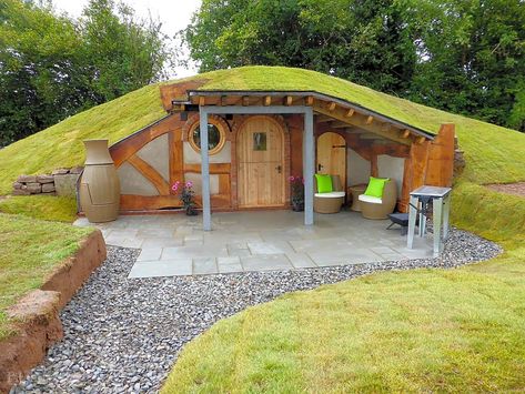Case Sotterranee, Underground House Plans, Casa Dos Hobbits, Supraviețuire Camping, Underground House, Earth Sheltered Homes, Casa Hobbit, Earthship Home, Earth Sheltered
