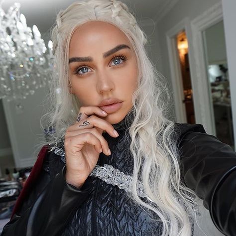 Carli Bybel as Daenerys Targaryen Blonde Hair Halloween Costumes Ideas, Khaleesi Costume, Blonde Hair Halloween Costumes, Blonde Halloween Costumes, Creative Halloween Makeup, Kostuum Halloween, Halloween Make-up Looks, Pretty Halloween Costumes, Hair Halloween