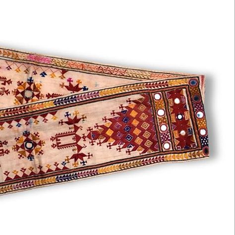 Hand embroidered folk textile sash, Bokani, Kutch (Gujarat) Early 20th century, cotton Dimensions - 135 X 16 CM This Bokani (sash) is hand embroidered in SOOF EMBROIDERY and is worn over the headgear covering the ears during sword dances performed during festivals by Sodha Rajput men. Soof is practiced by women of the Sodha, Rajput and Meghwal communities who migrated from Sindh, present day Pakistan and now live in Kutch, Gujarat, India. Rajasthan Embroidery, Suf Embroidery, Soof Embroidery, Gujarat Embroidery, Kutch Gujarat, India Textiles, Embroidery On Clothes, Learn Embroidery, Hand Work