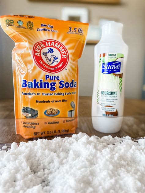 This DIY fake snow is SO fun for kids - any uses only 2 ingredients (for under $5!).  Find out how to make it here! Diy Fake Snow, Make Fake Snow, Diy Puffy Paint, Cleaning Your House, Diy Playdough, Uses For Baking Soda, Snow Activities, Improve Nutrition, Fake Snow