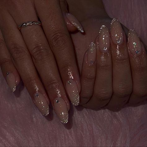 Short Nail Designs White Silver Glitter, Simple And Elegant Nails Classy, Acrylic Nail Designs Silver Glitter, Prom Nails Inspo Almond, Medium Length Sparkly Nails, Glittery Classy Nails, Oval Silver Nails, Silver Glitter Nail Ideas, Silver Prom Nails Stiletto