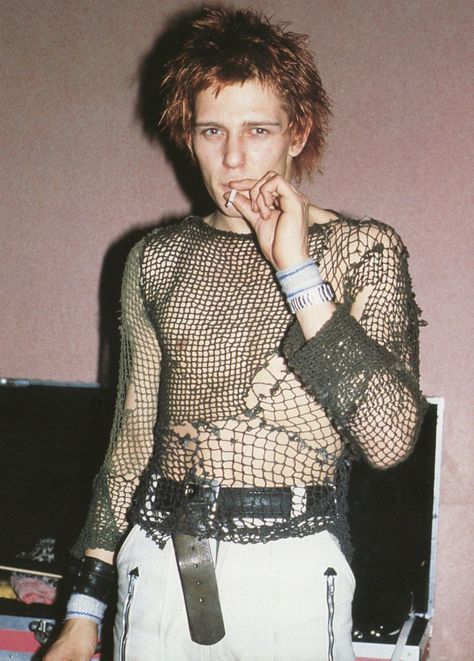 The Clash's Paul Simonon. Paul Simonon, Punk Glam, 70s Punk, 80s Punk, Punk Culture, Joe Strummer, Mode Punk, Punk Aesthetic, Estilo Grunge