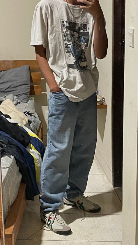 Graphic Tees Guys Aesthetic, Man In Baggy Clothes, Guy Baggy Jeans Outfit, Baggy Man Style, Man In Baggy Jeans, Graphic Tees Men Aesthetic, Baggy Guy Jeans, Baggy Outfit Guy, Men Outfits Baggy Jeans