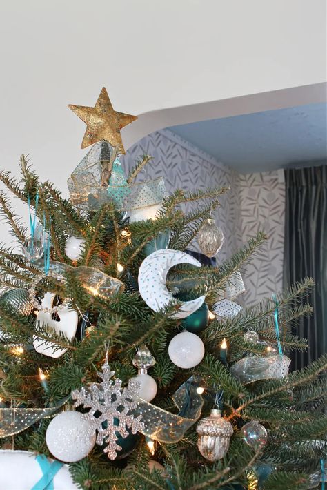 DIY Tree Topper Dollar Store Hack. Looking for tree topper ideas? Here's an easy DIY Christmas tree topper: make a dollar store metal star more glam with gold leaf! Easy dollar store Christmas decor idea. DIY tree star topper in gold. Find more DIY Christmas tree decorations and DIY Christmas tree decor inspiration on the blog. Gold Christmas Tree Theme, Stars Christmas Tree, Handmade Tree Ornaments, Diy Tree Topper, Gold Leaf Diy, Retro Christmas Tree, Tree Themes, Tree Star, Diy Christmas Tree Ornaments