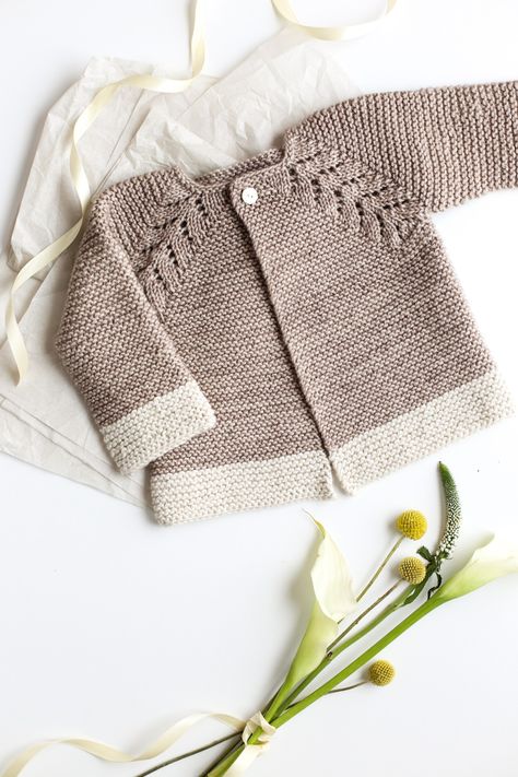 Jaket Crochet, Cardigan Til Baby, Cardigan Bebe, Baby Cardigan Knitting Pattern Free, Baby Sweater Patterns, Baby Sweater Knitting Pattern, Knit Baby Sweaters, Baby Cardigan Knitting Pattern, Baby Jacke